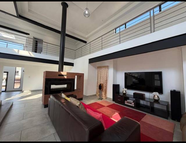 6 BEDROOM HOUSE FOR SALE IN BLUE VALLEY GOLF ESTATE